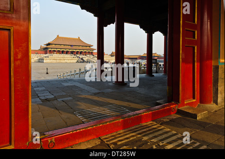 Cour intérieure de l'harmonie suprême. Vue depuis la porte de l'harmonie suprême à la salle des fêtes de Supr... Harm...Cité Interdite. Beijing. La Chine. Banque D'Images