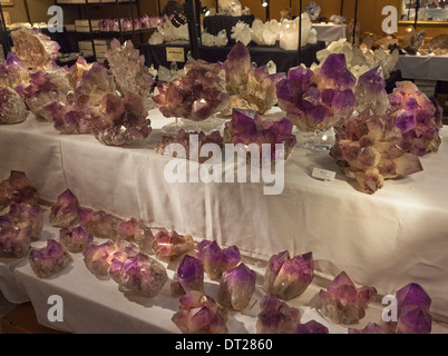 Les grands cristaux d'améthystes exposés à la vente lors de l'Assemblée Gem and Mineral Show de Tucson, Arizona Banque D'Images