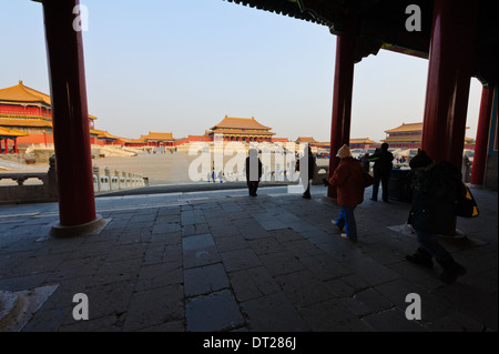 Cour intérieure de l'harmonie suprême. Vue depuis la porte de l'harmonie suprême à la salle des fêtes de Supr... Harm...Cité Interdite. Beijing. La Chine. Banque D'Images