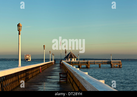 Yarmouth Pier (IoW) avec la Lymington à Yarmouth Ferry dans l'arrière-plan Banque D'Images