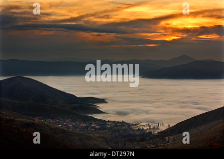 Coucher du soleil à lacs de Prespes (sous les nuages), village Agios Germanos, Florina, Macédoine, Grèce Banque D'Images