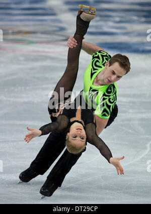 Sochi, Russie. Feb 6, 2014. Yuri Kihara et Julia Lavrentieva, l'Ukraine, au cours de la préforme de l'équipe de patinage artistique Couples Programme court à l'Iceberg, 2014 Palais de patinage artistique aux Jeux olympiques de Sotchi. Crédit : Paul Kitagaki Jr./ZUMAPRESS.com/Alamy Live News Banque D'Images