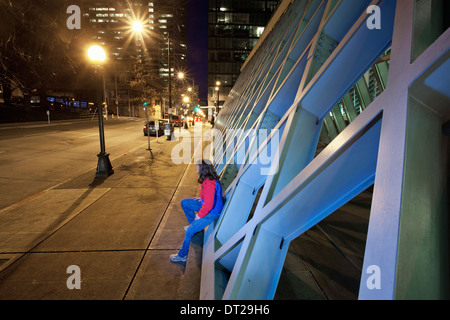 WASHINGTON - vue nocturne de trottoir sur la 5e Avenue, à côté de la succursale principale de la Bibliothèque Publique de Seattle. Banque D'Images