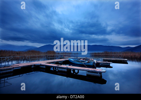 Petit port de pêche à Mikri ('Small') lac Prespa, Florina, Macédoine, Grèce. Banque D'Images