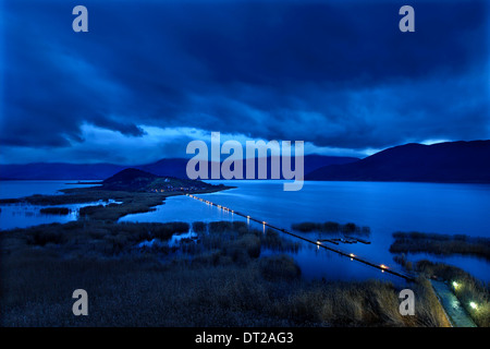 Agios Achilleios et ses îlots piétons flottant' bridge (650 m de long), Mikri ('Small') lac Prespa, Florina, Macédoine, Grèce. Banque D'Images