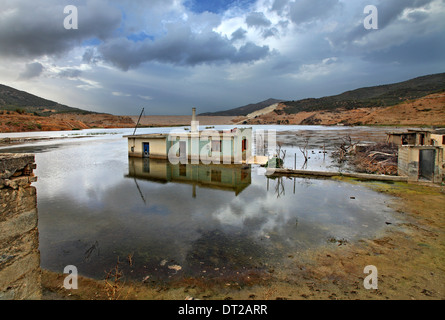 Le naufrage à partie de Sfendyli village dans le lac artificiel créé par le barrage de Aposelemis, Héraklion, Crète, Grèce Banque D'Images