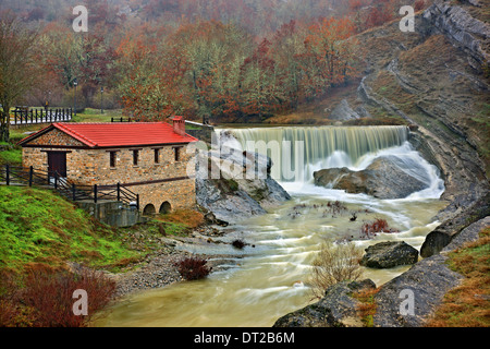 Moulin à eau, cascade et un rocher en forme de cœur à Chrysavgi Voio village, montagne, Kozani, Macédoine, Grèce Banque D'Images