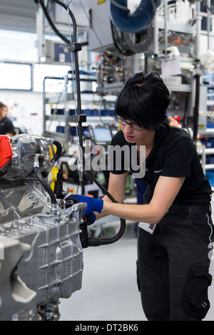 Moteur Mercedes-AMG à Affalterbach en usine de production, l'Allemagne - main-ingénieur femelle construit un M157 5,5L /V8 biturbo engine Banque D'Images