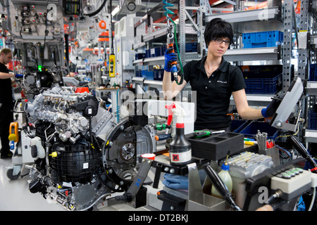 Moteur Mercedes-AMG à Affalterbach en usine de production, l'Allemagne - main-ingénieur femelle construit un M157 5,5L /V8 biturbo engine Banque D'Images