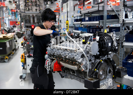 Moteur Mercedes-AMG à Affalterbach en usine de production, l'Allemagne - main-ingénieur femelle construit un M157 5,5L /V8 biturbo engine Banque D'Images