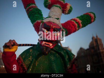 Un danseur vêtu comme un diable rouge et la tenue d'un club, des danses à la basilique Notre Dame de Guadalupe au Mexique Banque D'Images