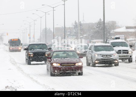 Les voitures roulant sur route glissante lors de fortes chutes de neige à Toronto Banque D'Images