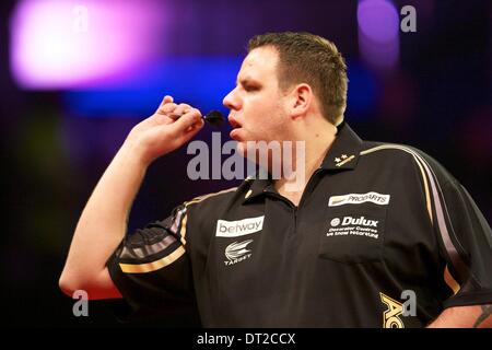 Liverpool, Royaume-Uni. Feb 06, 2014. Adrian Lewis en action pendant le premier tour de la Premier League Darts de l'Echo Arena. Credit : Action Plus Sport/Alamy Live News Banque D'Images