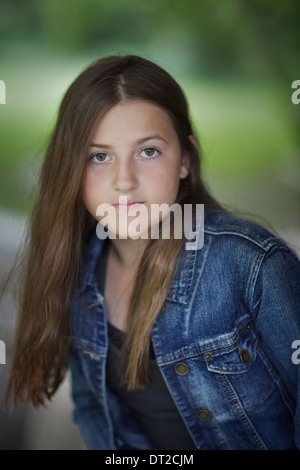 Une jeune fille regardant la caméra avec confiance Banque D'Images