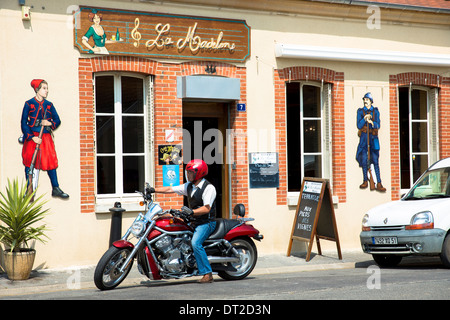 L'homme français sur Harley Davidson moto à Bar La Madelon sur la route touristique du Champagne à Mancy, Champagne-Ardenne, France Banque D'Images