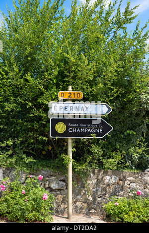 Signe pour Epernay, D210 et la route touristique du Champagne - Route touristique du Champagne, dans la région Champagne-Ardenne, France Banque D'Images
