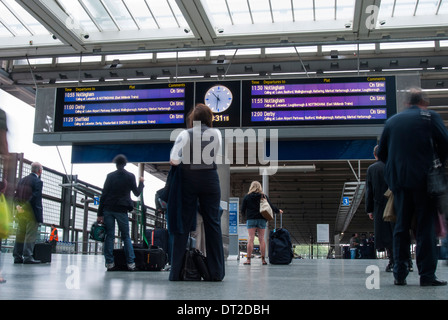 Les passagers qui attendent dans le hall de départ à St Pancras International Station, London Banque D'Images