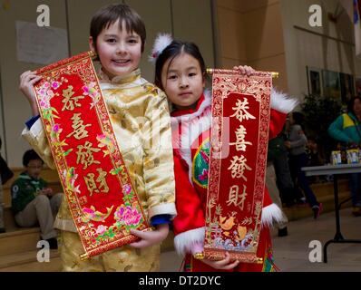 Toronto, Canada. Feb 6, 2014. Deux membres de groupes scouts apprennent à accorder de nouveaux messages d'année au cours de la 2014 groupes scouts de célébration du Nouvel An chinois à Markham, la région du Grand Toronto, Canada, le 6 février 2014. Credit : Zou Zheng/Xinhua/Alamy Live News Banque D'Images