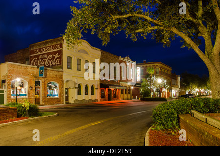 Rue centre, au crépuscule, au centre-ville de Fernandina Beach, en Floride. Banque D'Images