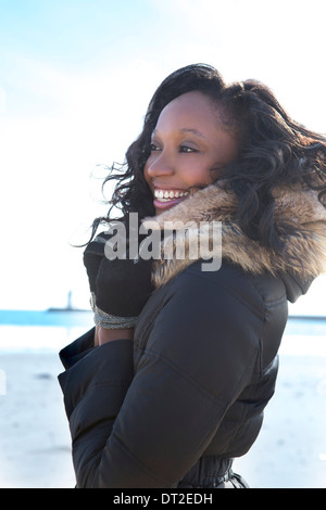 États-unis, Illinois, Waukegan, Portrait de jeune femme contre la mer Banque D'Images