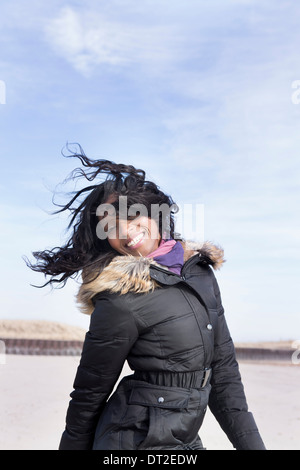 États-unis, Illinois, Waukegan, Portrait of young woman standing on beach Banque D'Images