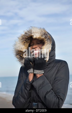 États-unis, Illinois, Waukegan, Portrait of young woman standing contre la mer Banque D'Images