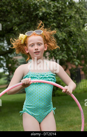 Portrait of Girl (10-11) holding hula hoop in park Banque D'Images