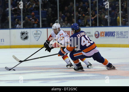 Uniondale, New York, USA. Feb 6, 2014. Centre Calgary MIKE CAMMALLERI jukes insulaires winger MICHAEL GRABNER au cours de la deuxième période à Nassau Veterans Memorial Coliseum. Crédit : Michael Cummo/ZUMA/ZUMAPRESS.com/Alamy fil Live News Banque D'Images