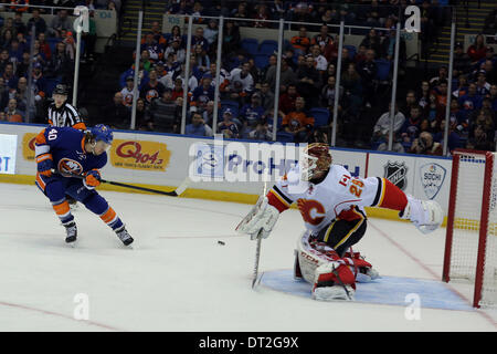 Uniondale, New York, USA. Feb 6, 2014. Les Prince-Édouardiens winger MICHAEL GRABNER tire sur le gardien RETO BERRA Calgary au cours d'un powerplay. Crédit : Michael Cummo/ZUMA/ZUMAPRESS.com/Alamy fil Live News Banque D'Images