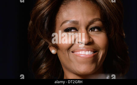 Washington, DC. Feb 6, 2014. La Première Dame Michelle Obama cherche sur pendant la prière nationale Petit-déjeuner à l'hôtel Hilton de Washington, le 6 février 2014 à Washington, DC. Crédit : Olivier Douliery / Piscine via CNP/dpa/Alamy Live News Banque D'Images