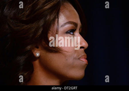 Washington, DC. Feb 6, 2014. La Première Dame Michelle Obama cherche sur pendant la prière nationale Petit-déjeuner à l'hôtel Hilton de Washington, le 6 février 2014 à Washington, DC. Crédit : Olivier Douliery / Piscine via CNP/dpa/Alamy Live News Banque D'Images