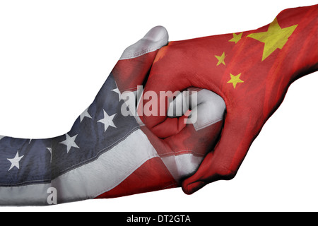 Poignée de main entre diplomatique Pays : drapeaux des États-Unis et de la Chine surimprimées les deux mains Banque D'Images