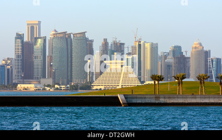 Hôtel Sheraton en forme de pyramide et les immeubles de grande hauteur dans le nouveau centre-ville de Doha, au Qatar Banque D'Images