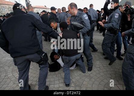 Jérusalem. Feb 6, 2014. Des policiers israéliens échauffourée avec manifestants juifs ultra-orthodoxes au cours d'une manifestation à Jérusalem, le 6 février 2014. Des centaines de juifs ultra-orthodoxes en Israël a bloqué les routes et se sont heurtés à la police jeudi pour protester contre une décision du gouvernement de couper des fonds aux étudiants du séminaire qui éviter le service militaire. Source : Xinhua/Alamy Live News Banque D'Images