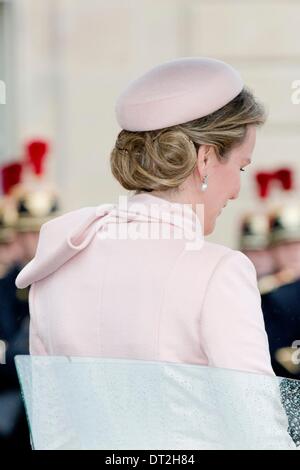 Paris, France. Feb 6, 2014. Le Roi et la Reine Mathilde de Belgique visiter Le Président François Hollande à l'Elysée à Paris, France, 6 février 2014. Photo : Patrick van Katwijk/dpa/Alamy Live News Banque D'Images