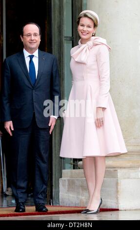 Paris, France. Feb 6, 2014. Le Roi et la Reine Mathilde de Belgique visiter Le Président François Hollande à l'Elysée à Paris, France, 6 février 2014. Photo : Patrick van Katwijk/dpa/Alamy Live News Banque D'Images