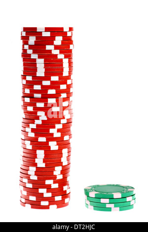 Des piles de jetons de poker colorées isolé sur fond blanc Banque D'Images