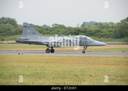 JAS39 Gripen de Saab de chasse de la Force aérienne hongroise 59e Escadre ralentit après l'landingat 2013 Fairford pendant l'Air Tattoo Banque D'Images