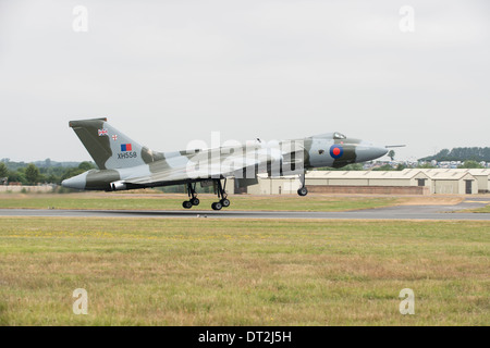 La guerre froide historique les bombardiers Avro Vulcan XH558 glisse doucement dans l'air comme il décolle à l'RIAT Banque D'Images