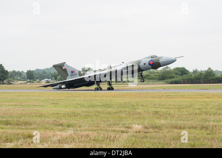 La guerre froide historique les bombardiers Avro Vulcan XH558 conserve son nez élevé qu'il ralentit après l'atterrissage à l'RIAT Banque D'Images