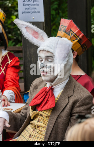 L'homme habillé en lapin blanc dans le Mad Hatters Tea party à Blists Hill Victorian Town museum Angleterre Royaume-Uni Banque D'Images