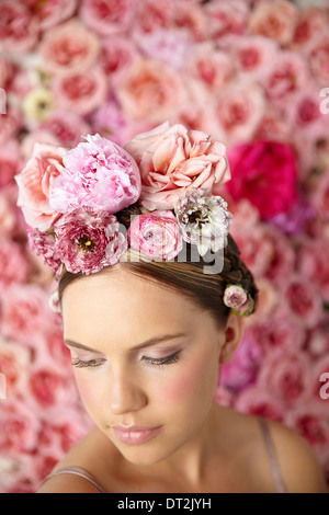 Portrait de jeune femme portant des fleurs Banque D'Images