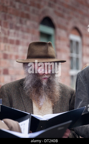 L'homme avec une grande barbe et chapeau trilby en chantant des chansons dans le cadre de la nuit des années 40 anniversaire à Telford Blists Hill Angleterre U.K Banque D'Images