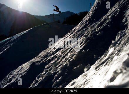 La Pierre Saint Martin, la Russie. Feb 06, 2014. Snowboardist tchèque Sarka Pancochova est visible pendant les qualifications slopestyle snowboard à Krasnaya Polyana, la Russie, le 6 février 2014. (CTK Photo/Roman Vondrous) Credit : CTK/Alamy Live News Banque D'Images