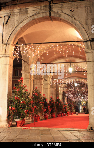 Les lumières de Noël dans la nuit, restaurant Naranzaria, Venise Banque D'Images