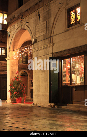 Les lumières de Noël dans la nuit, restaurant Naranzaria, Venise Banque D'Images