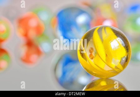 Gros plan sur un grand nombre de billes de verre coloré Banque D'Images