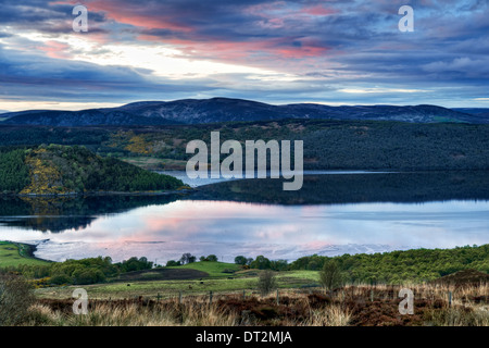 Belle vue sur le coucher de soleil de Struie Hill, sur la B9176 à la recherche sur le Dornoch Firth, Sutherland, Scotland, United Kingdom Banque D'Images