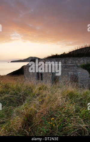 Gate Cottages au coucher du Soleil avec Worbarrow Bay dans la distance. Tyneham & Worbarrow villages abandonnés sur les plages de Lulworth. UK. Banque D'Images