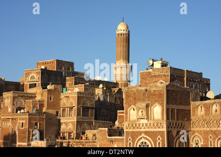 Vue sur la vieille ville de Sanaa, Yémen, de la porte Bab Al Yaman Banque D'Images